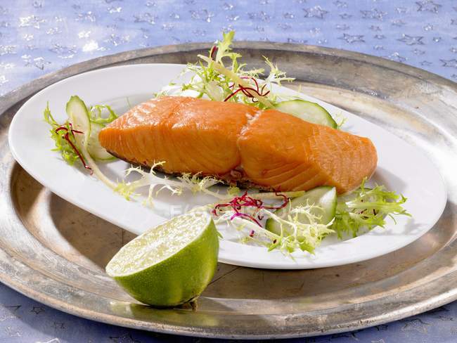 Копчений лосось з салатом — стокове фото