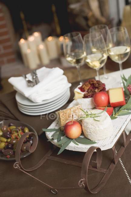 Käsebrett und Wein — Stockfoto
