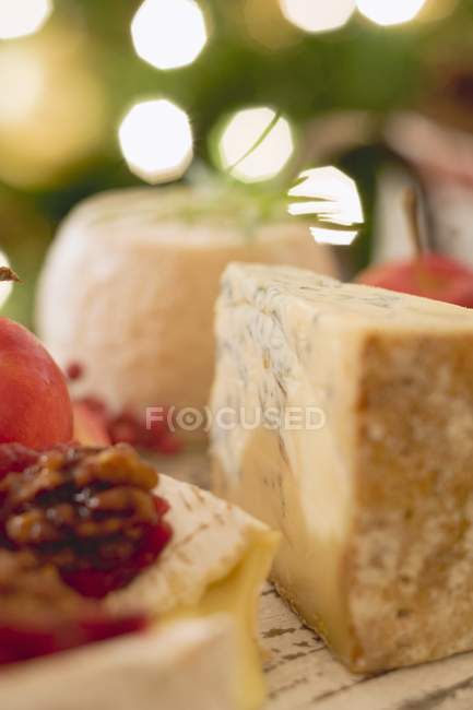 Placa de queijo com fatias — Fotografia de Stock