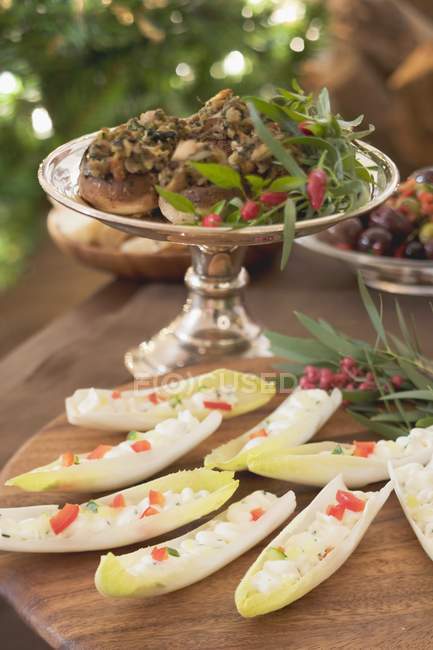 Bateaux de chicorée et champignons farcis sur table — Photo de stock