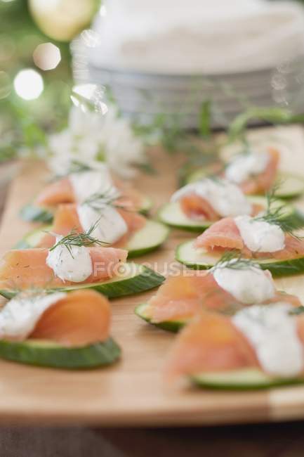 Cucumber slices with smoked salmon — Stock Photo