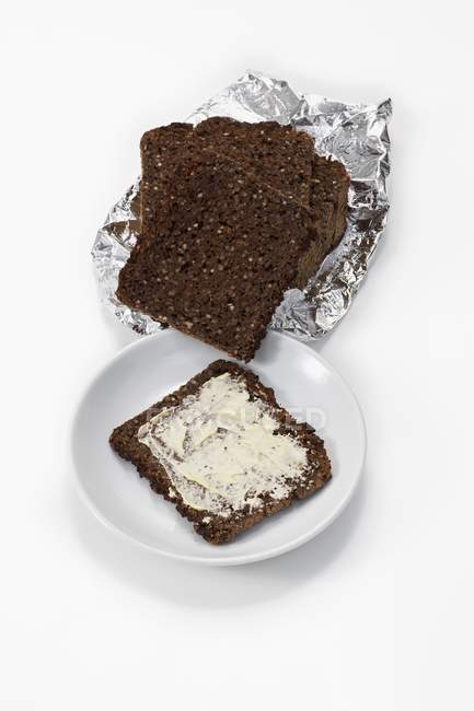 Tranches de pain noir — Photo de stock