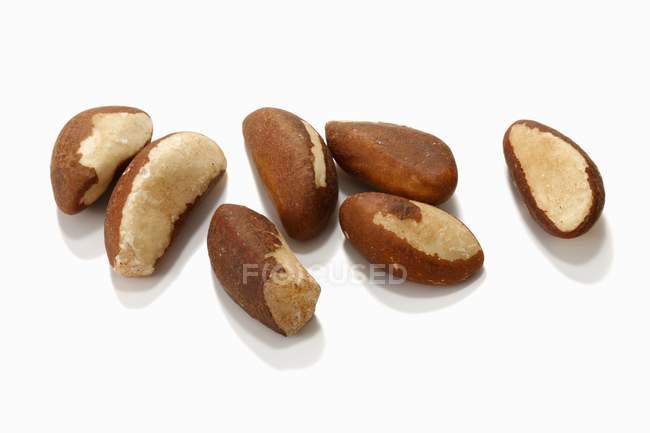 Varios nueces de Brasil - foto de stock