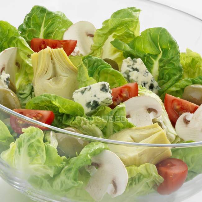 Листя салату з овочами в скляній мисці — стокове фото