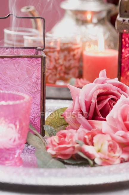 Vista close-up de decorações, incluindo pára-brisas, rosas e velas — Fotografia de Stock