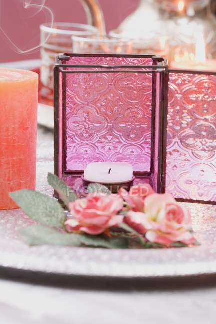 Closeup view of decorations including windlights, roses and candles — Stock Photo