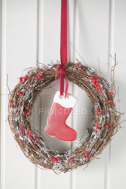 Ghirlanda porta di Natale con stivale rosso — Foto stock