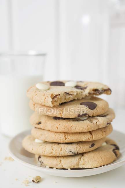 Chocolate chip cookies and glass of milk — Stock Photo