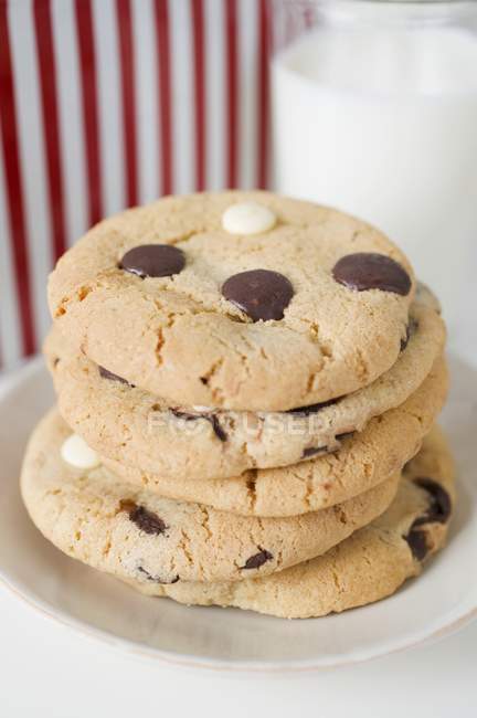 Biscoitos de chocolate e copo de leite — Fotografia de Stock