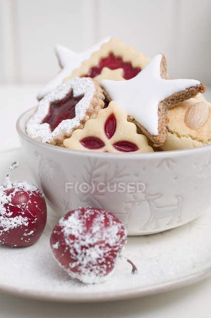 Рождественское печенье в миске — стоковое фото