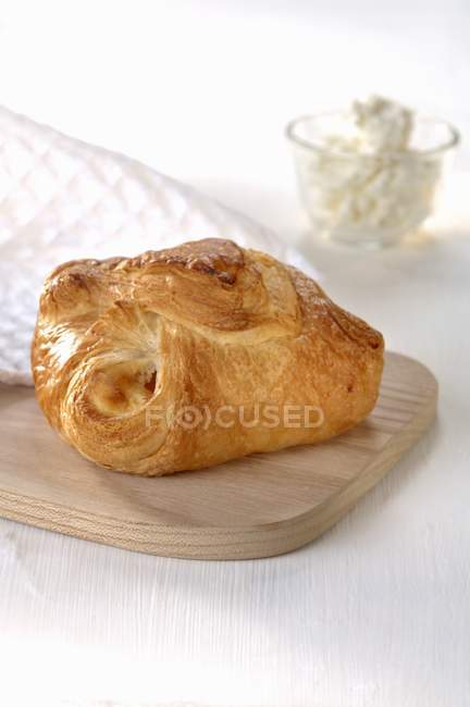 Closeup view of quark pasty with icing sugar on wooden board — Stock Photo