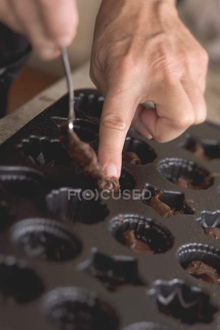 Ганс поклавши шоколадну суміш — стокове фото