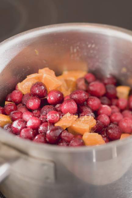 Closeup view of cranberry sauce with oranges in pan — Stock Photo