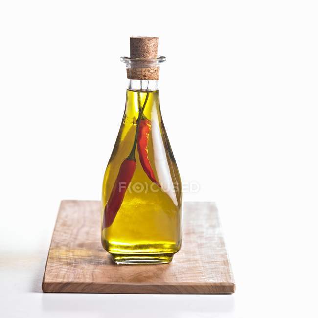 Vista de perto de uma garrafa de um copo de óleo de pimenta — Fotografia de Stock