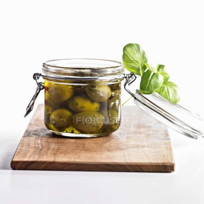 Eingelegte grüne Oliven im Glas — Stockfoto