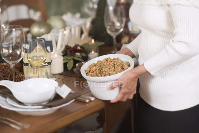 Mujer colocando plato - foto de stock