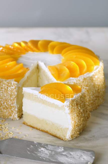 Quark cake with tinned peaches — Stock Photo