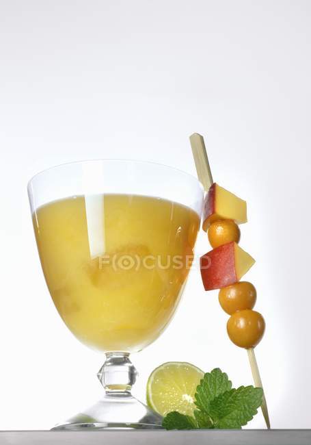 Фруктовий коктейль у склянці — стокове фото