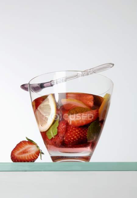 Erdbeerpunsch im Glas serviert — Stockfoto