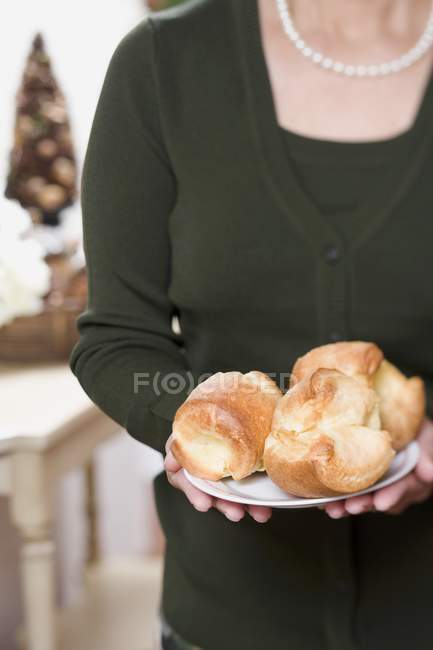 Жінка тримає тарілку попкорнів — стокове фото