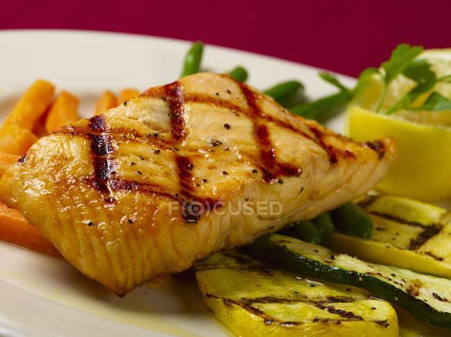 Grilled salmon with organic grilled zucchini — Stock Photo