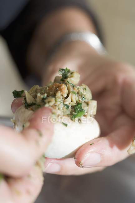 Vista close-up de mãos segurando o cogumelo recheado — Fotografia de Stock