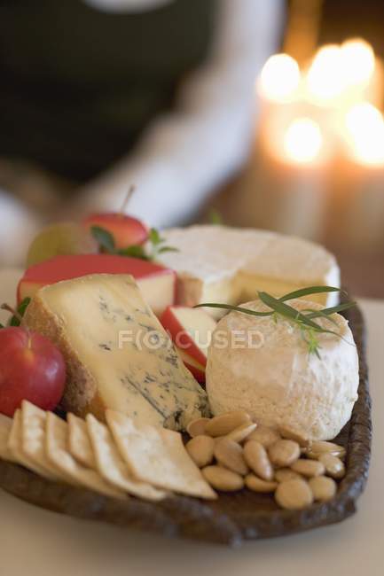 Cheeseboard with fruits and crackers — Stock Photo