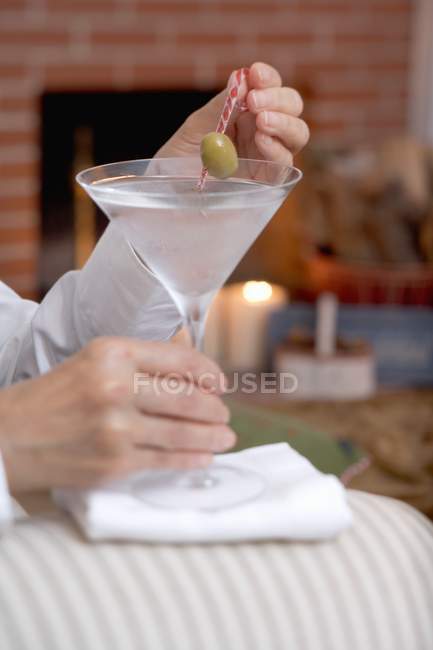 Bar concurso segurando vidro de Martini — Fotografia de Stock