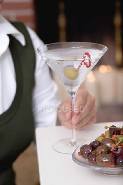 Бармен с бокалом мартини — стоковое фото