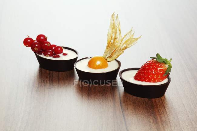Três tortas de frutas de chocolate — Fotografia de Stock