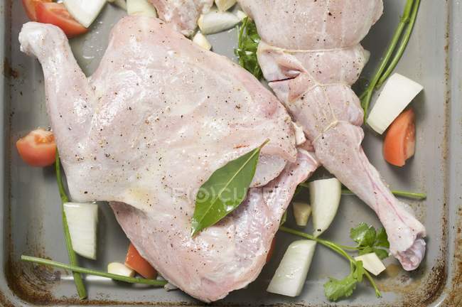 Viande de volaille avec légumes sur plaque à pâtisserie — Photo de stock