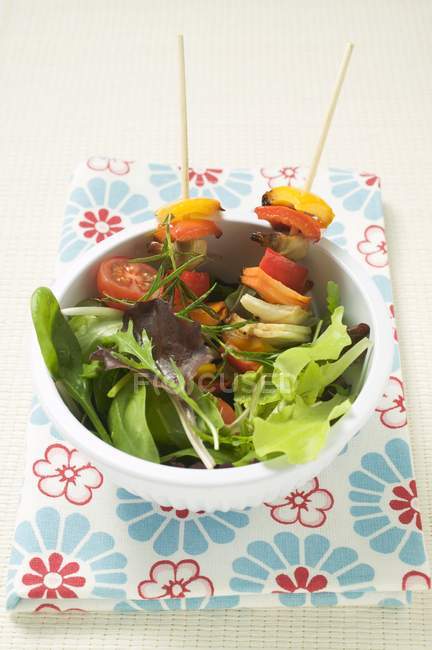 Brochettes de légumes mélangées — Photo de stock