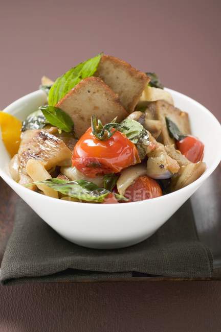 Ried tofu with vegetables — Stock Photo