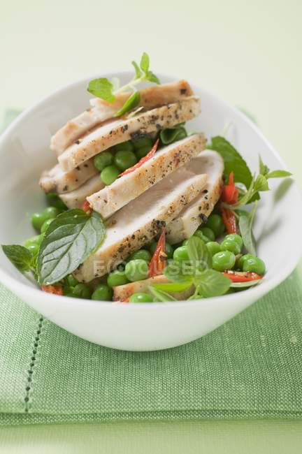 Chicken breast with peas — Stock Photo