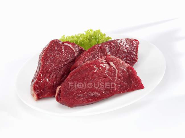 Filetes de bisonte crudos - foto de stock