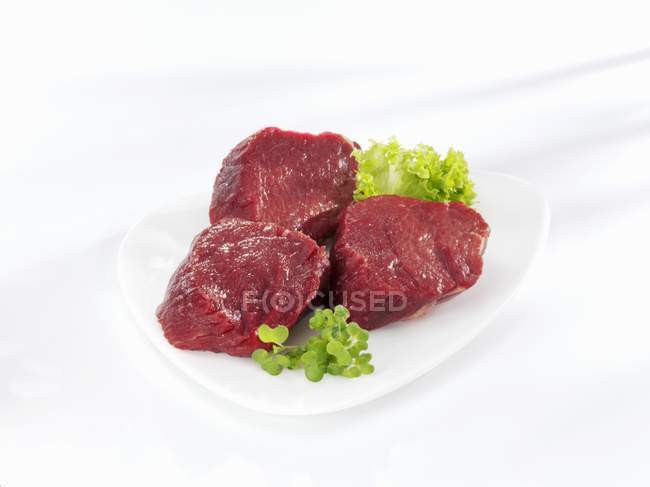 Filetti di bisonte freschi in piatto — Foto stock