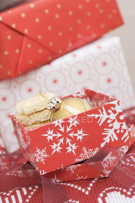 Biscuits et boule de Noël — Photo de stock