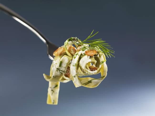 Стрічкові макарони з лососем і трав'яним соусом — стокове фото