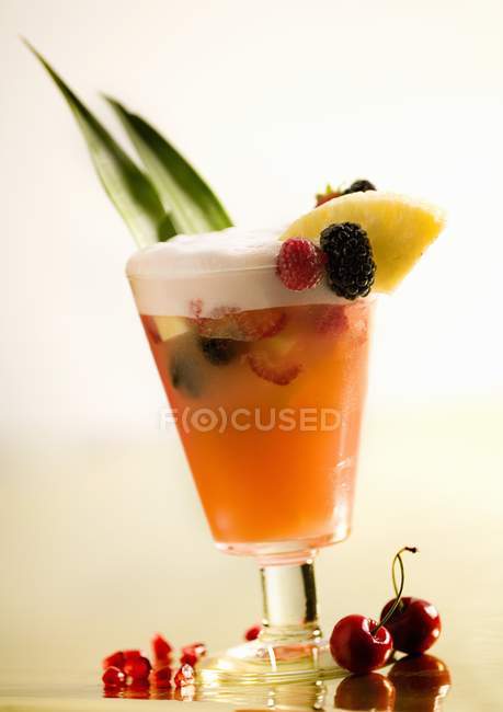 Cocktail de fruits avec mousse — Photo de stock