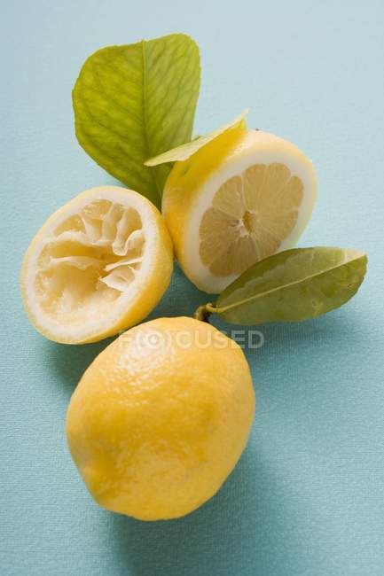 Frische reife Zitronen mit Blättern — Stockfoto