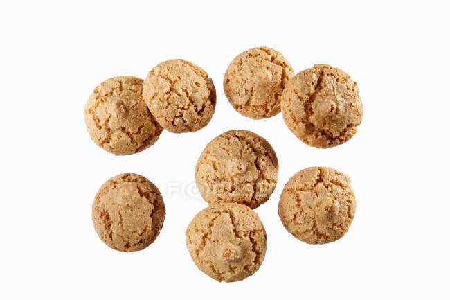Vista close-up de oito biscoitos Amarettini no fundo branco — Fotografia de Stock