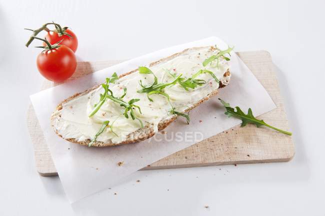 Bread and butter with rocket — Stock Photo