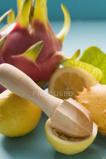 Metade espremida de limão com espremedor de frutas cítricas — Fotografia de Stock