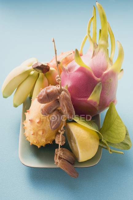 Frutta natura morta sul piatto — Foto stock