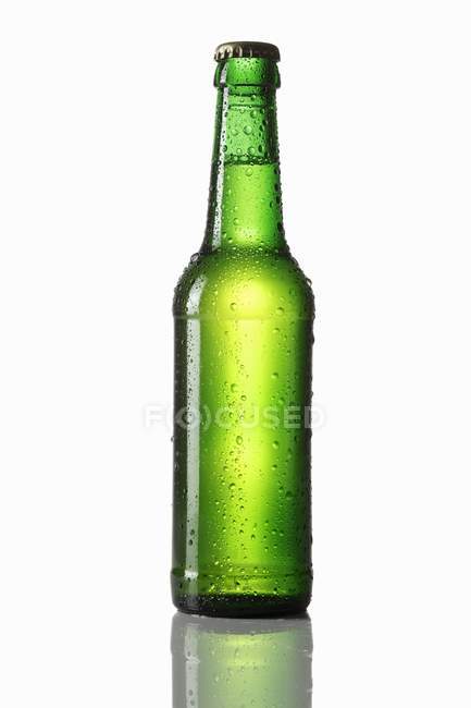 Botella verde de cerveza - foto de stock