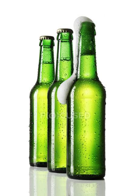 Бутылки пива, одна открытая — стоковое фото