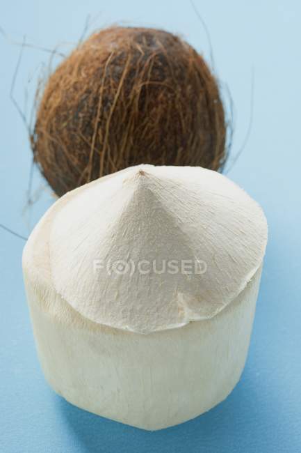 Noix de coco, décortiquées et non décortiquées — Photo de stock