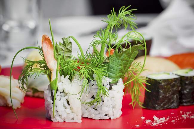 Ervas frescas em maki sushi — Fotografia de Stock