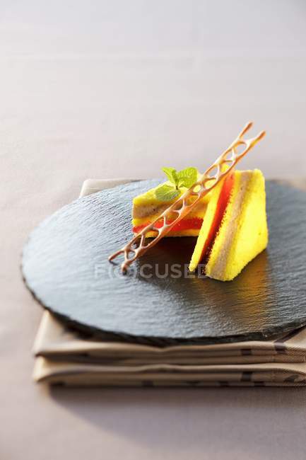 Pastel de azafrán en el plato - foto de stock