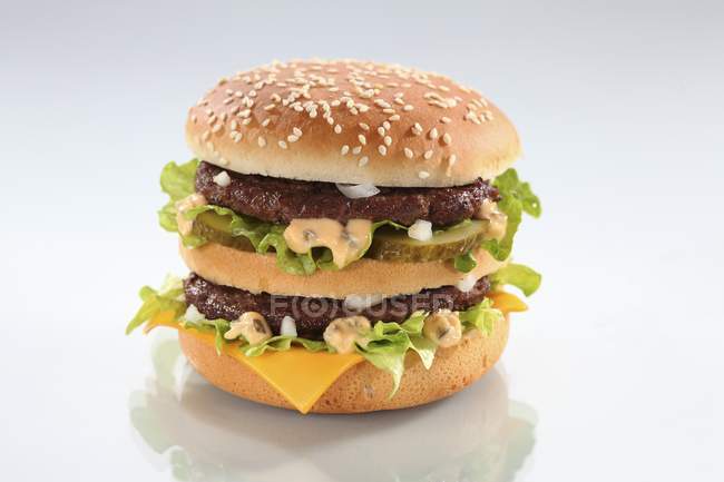 Cheeseburger duplo clássico — Fotografia de Stock
